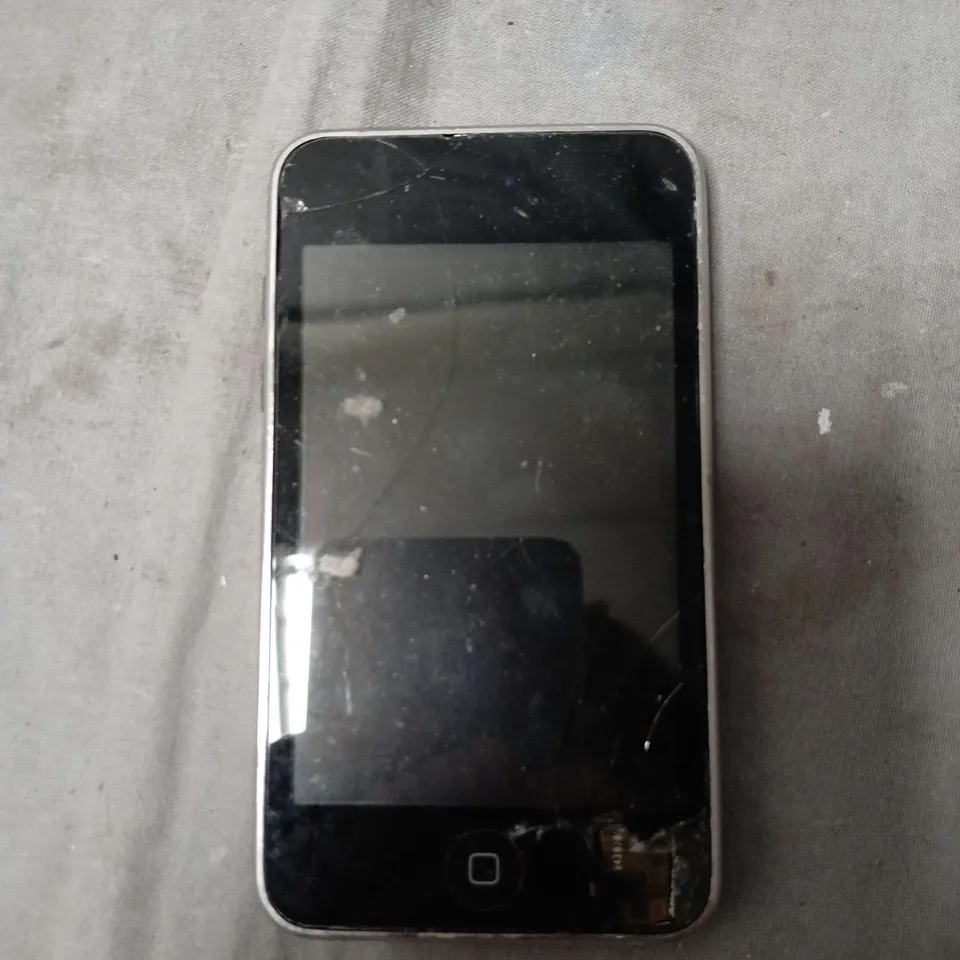 APPLE IPOD TOUCH (4TH GENERATION) 8GB – SILVER (FRONT CRACKED)