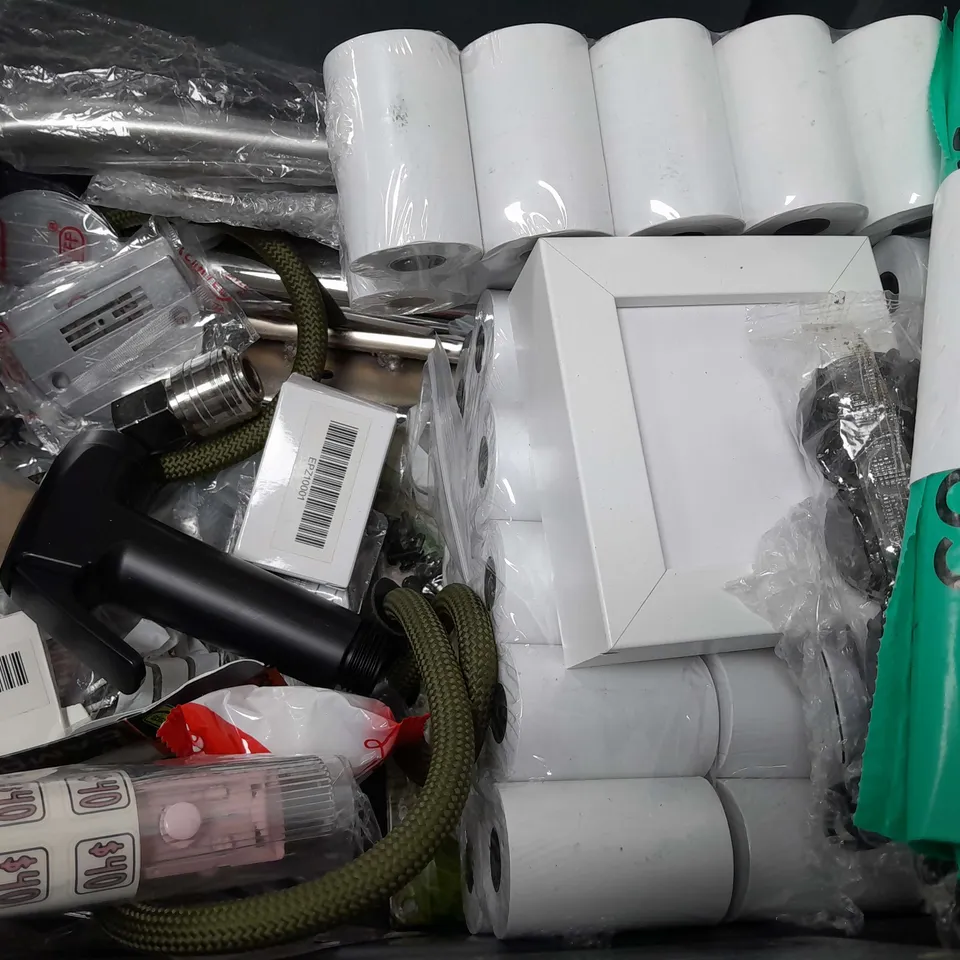 BOX OF APPROXIMATELY 14 ASSORTED ITEMS TO INCLUDE - PLASTIC TUB , STYLANCE BRUSH , WICKES DECORATORS CAULK ETC