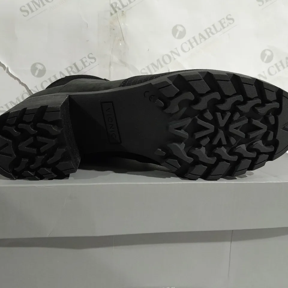 BOXED PAIR OF VIONIC SPENCER LACE UP BOOTS BLACK SIZE 6 1/2