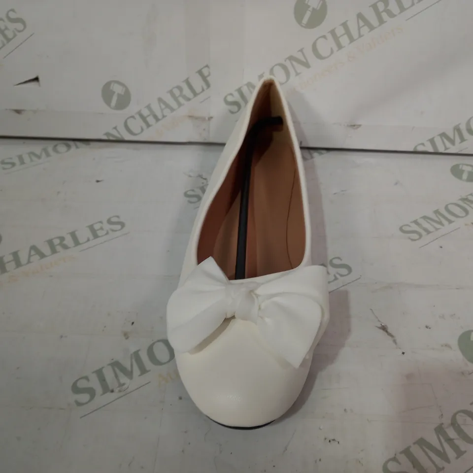 PAIR OF DESIGNER SLIP-ON SHOES IN WHITE W. BOW EFFECT EU SIZE 38