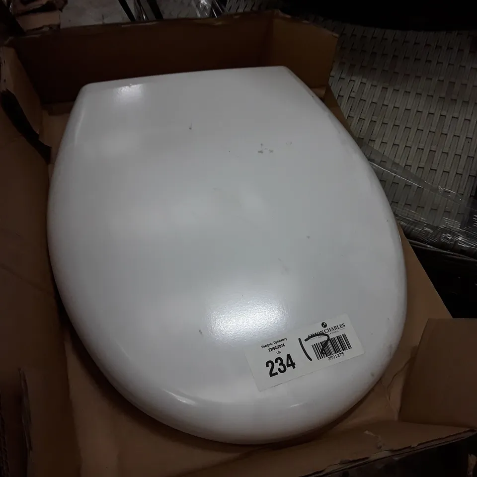TOILET SEAT