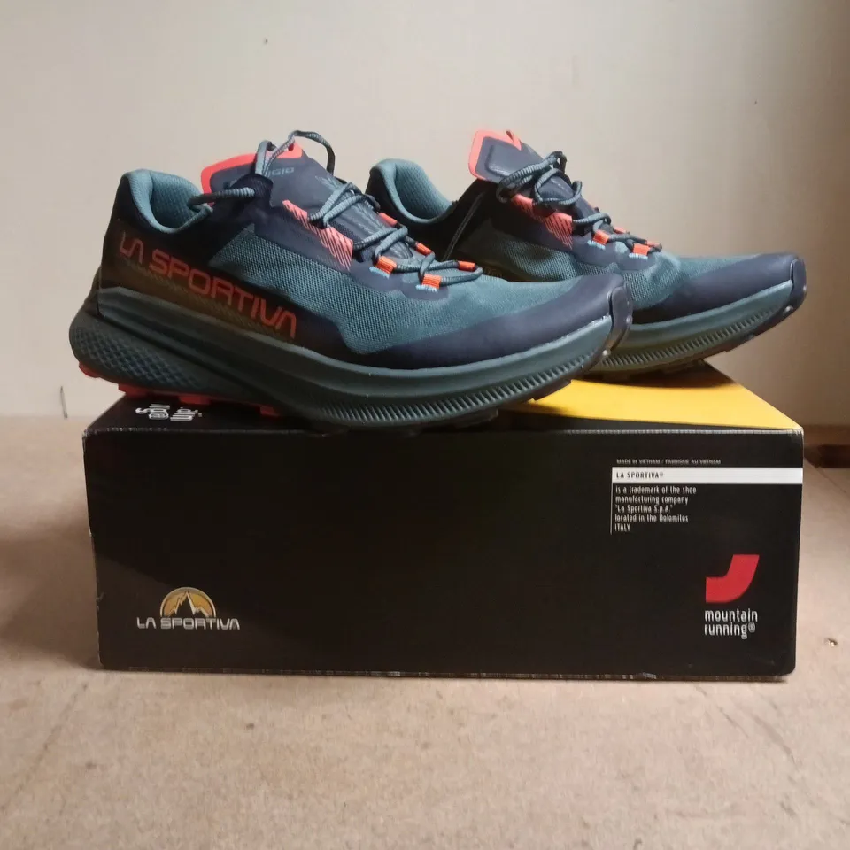 BOXED PAIR OF LA SPORTIVA MOUNTAIN RUNNING TRAINERS IN HURRICANE/DEEP SEA SIZE UK 10.5