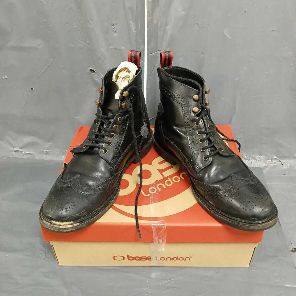 BOXED BASE LONDON PAIR OF DEALER LACE UP BOOTS IN WAXY BLACK SIZE 9