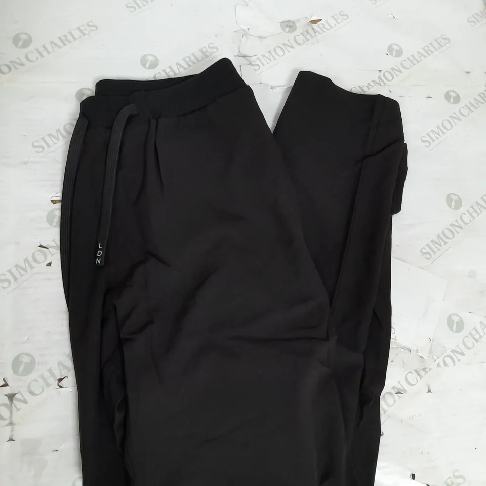 ONCALL LONDON TRACKSUIT PANTS IN BLACKSIZE M