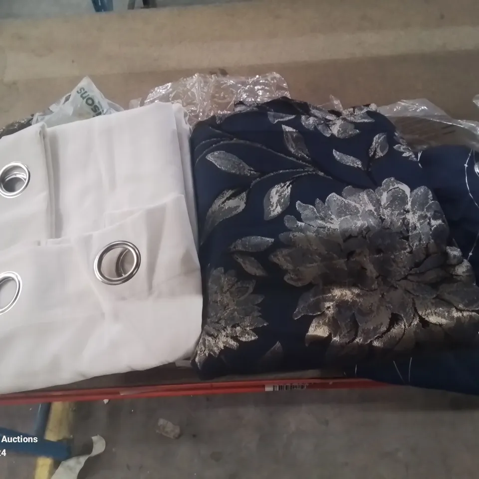 LOT CONTAINING VARIOUS CURTAINS (SIZES AND COLOURS VARY)