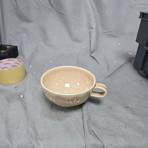 TOTE OF APPROXIMATELY 14 ASSORTED GLASS/CERAMIC ITEMS TO INCLUDE: MUG AND COFFEE CUP