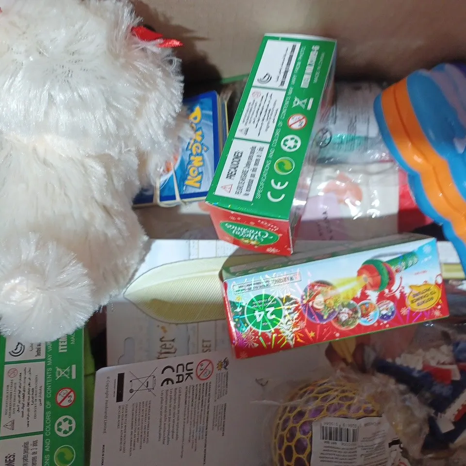 BOX OF APPROXIMATELY 10 ASSORTED TOYS AND GAMES TO INCLUDE ELF IDEA PACK, UNO, BICYCLE DISNEY100 PLAYING CARDS, ETC