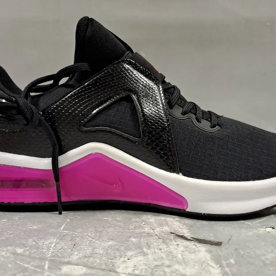 BOXED PAIR OF NIKE WOMEN'S AIR MAX BELLA TRAINERS IN BLACK/PINK UK SIZE 5.5