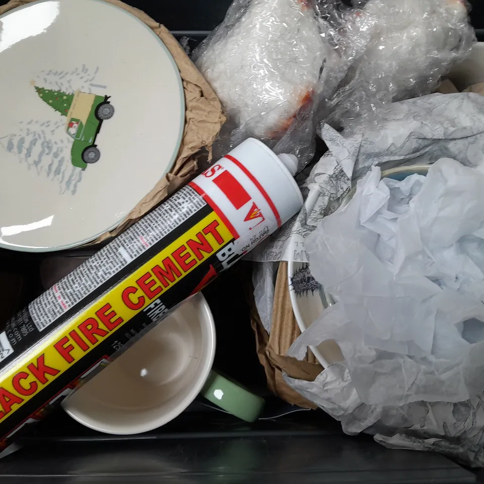 APPROXIMATELY 12 ASSORTED HOUSEHOLD ITEMS TO INCLUDE DOG ORNAMENT, MUG, BLACK FIRE CEMENT, ETC - COLLECTION ONLY