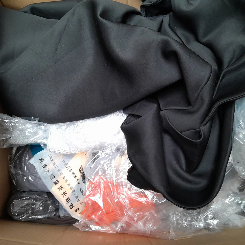 BOX OF APPROXIMATELY 25 ASSORTED CLOTHING ITEMS TO INCLUDE - UMBRELLA , JEANS , T-SHIRT ETC