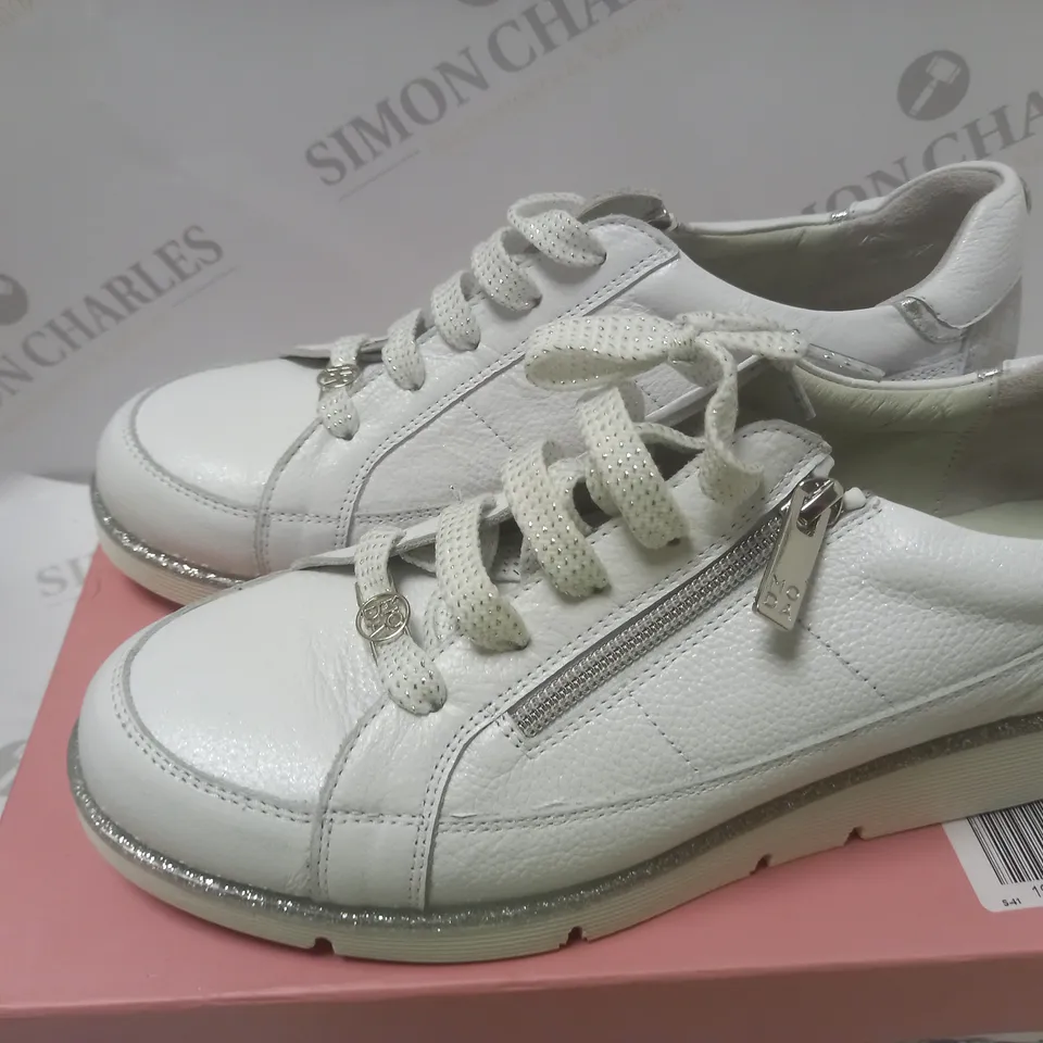 BOXED GENE WHITE LEATHER WEDGE LEATHER TRAINER - SIZE 8