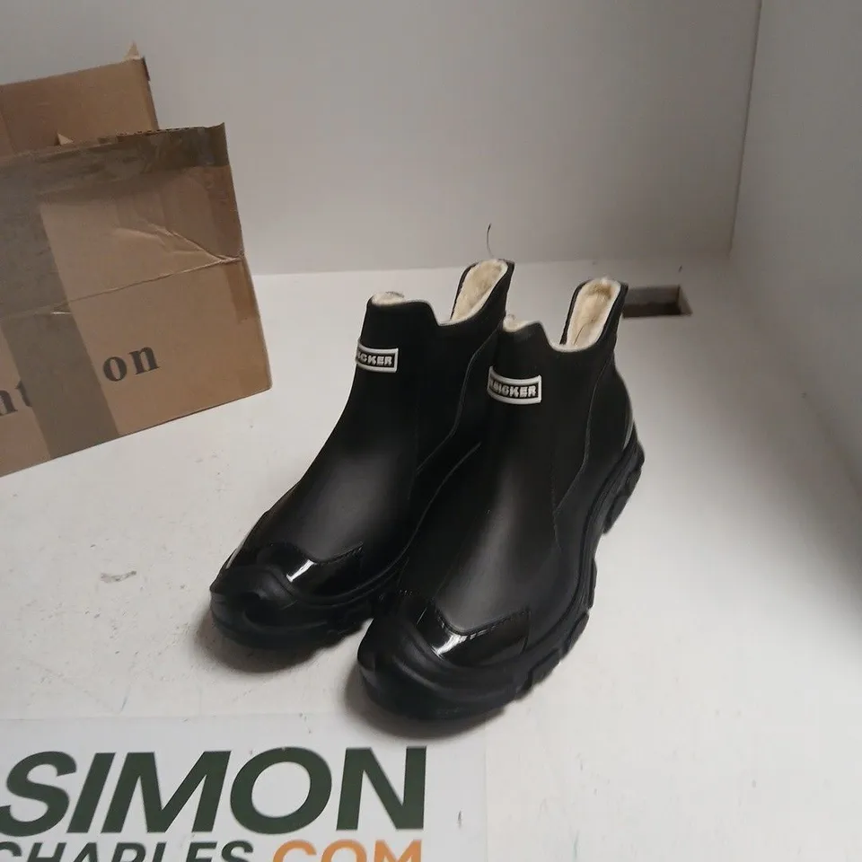 BLACK FAUX-LEATHER ANKLE BOOTS WITH FAUX FUR LINING – UK 13 (EU 48)