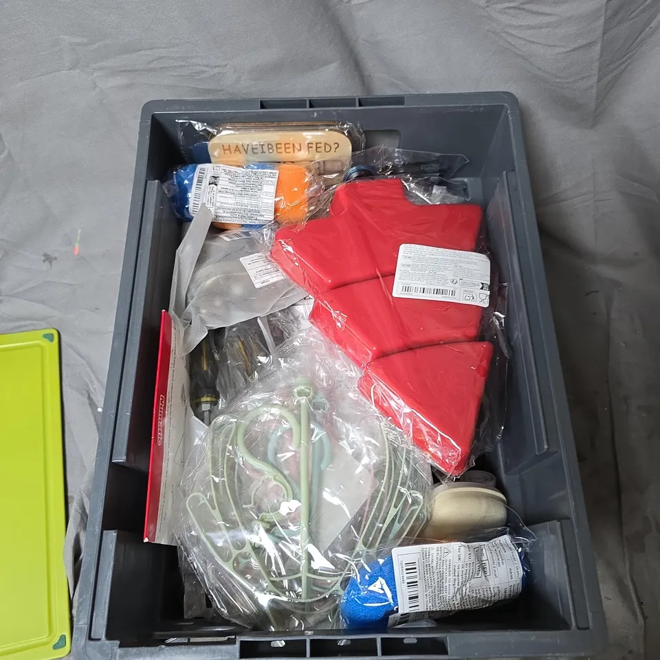 APPROXIMATELY 10 PET SUPPLIES ASSORTMENT IN PLASTIC STORAGE TUB – DOG TRAINING AIDS & TOYS