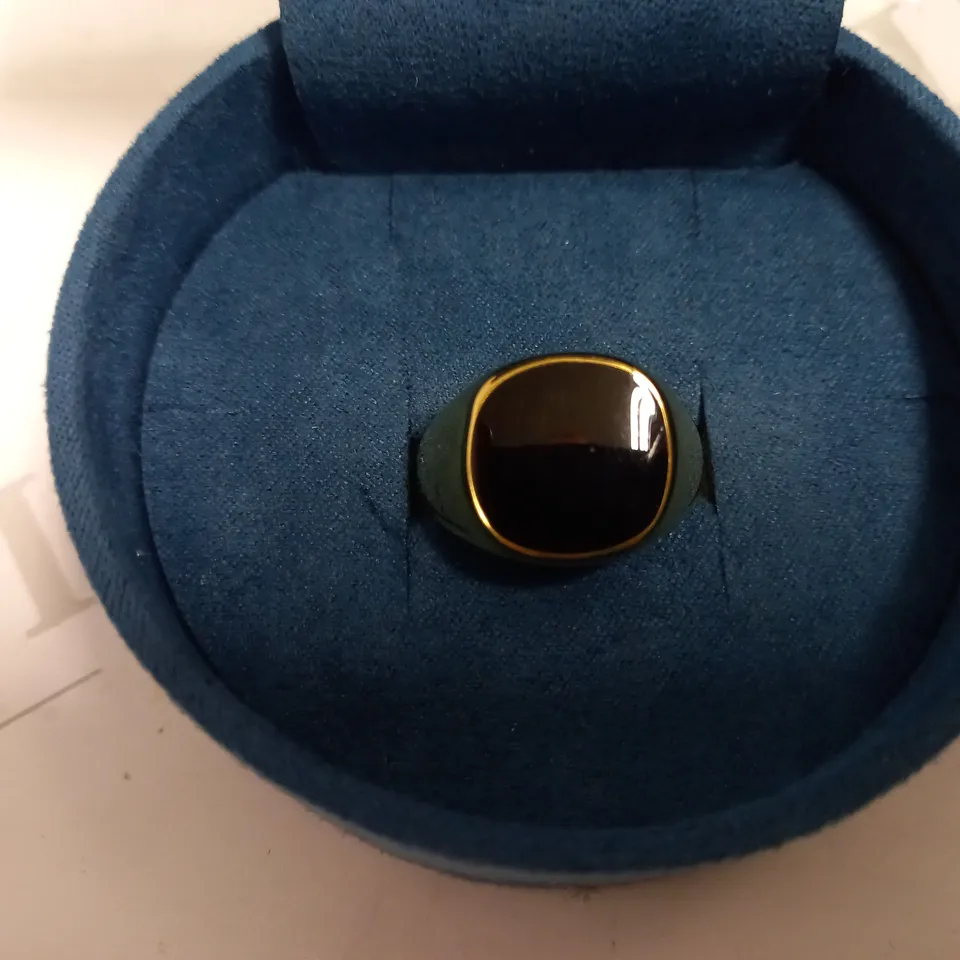 OUTLAWS ONYX GOLD EFFECT RING - SIZE 10