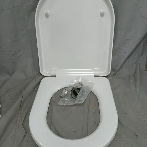 BOXED BLUMFELDT SENZANO/ALIANO TOILET SEAT IN WHITE
