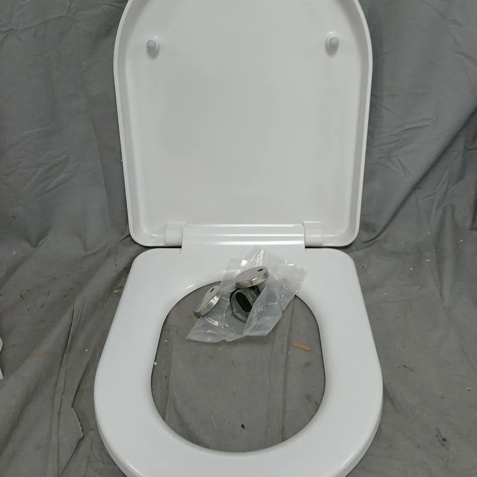 BOXED BLUMFELDT SENZANO/ALIANO TOILET SEAT IN WHITE