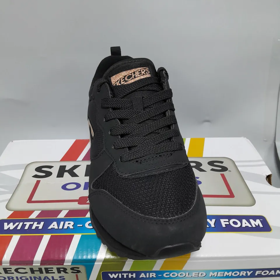 BOXED PAIR OF SKECHERS TRAINERS BLACK SIZE 6 1/2