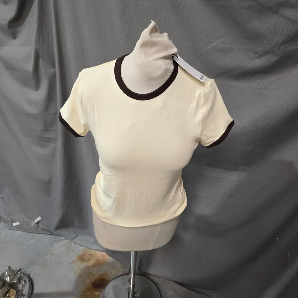 BERSHKA WOMEN'S BEIGE T-SHIRT WITH BLACK TRIM – SIZE L