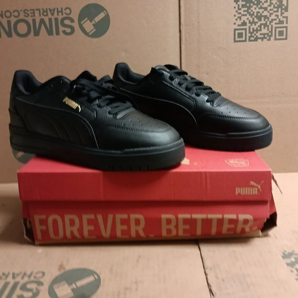 BOXED PAIR OF PUMA SHUFFLE DOWNTOWN TRAINERS IN BLACK/GOLD SIZE UK 8