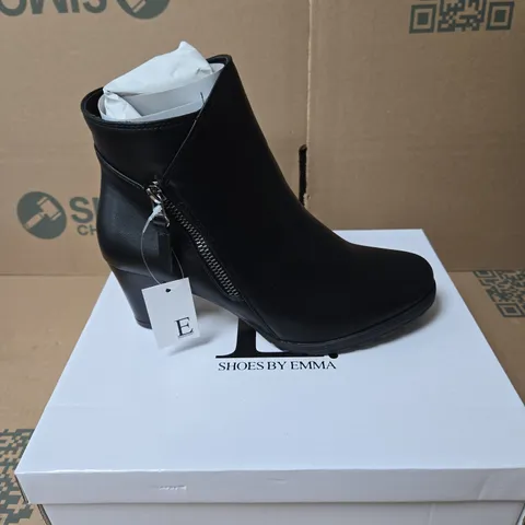 SHOES BY EMMA WOMEN'S BLACK ANKLE BOOTS – SIDE ZIP SIZE 4 BOXED