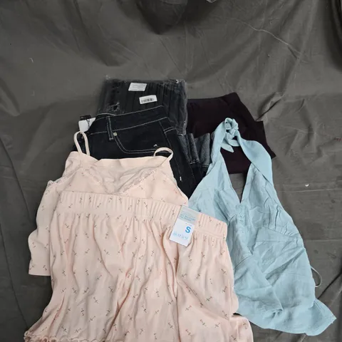 BOX OF APPROXIMATELY 20 ASSORTED CLOTHING ITEMS TO INCLUDE JEANS, SHORTS, PYJAMAS, ETC