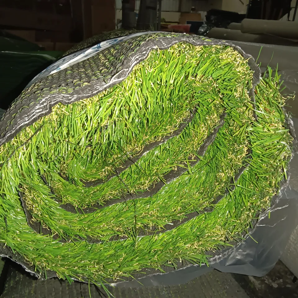 ROLL OF ARTIFICIAL GRASS - 2X2M