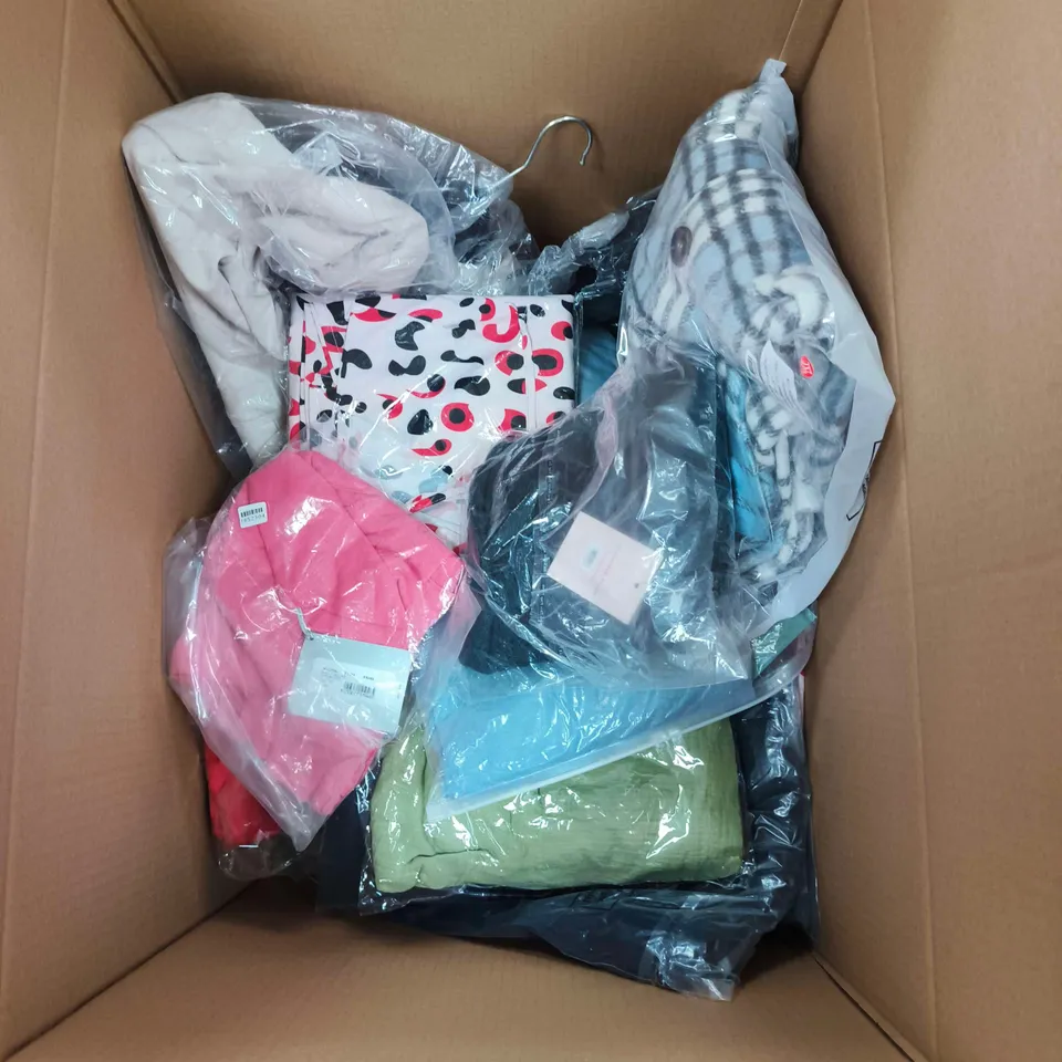 BOX OF APPROXIMATELY 25 ASSORTED CLOTHING ITEMS OF VARIOUS SIZES AND STYLES