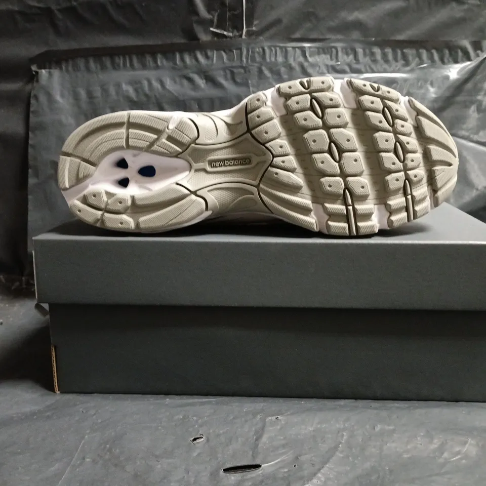 BOXED PAIR OF NEW BALANCE 740 TRAINERS IN WHITE/SILVER SIZE UK 5.5