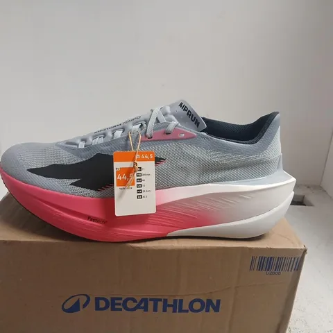 KIPRUN TEMPO RUNNING SHOES – GREY/PINK, UK 10 (EU 44.5) – BOXED