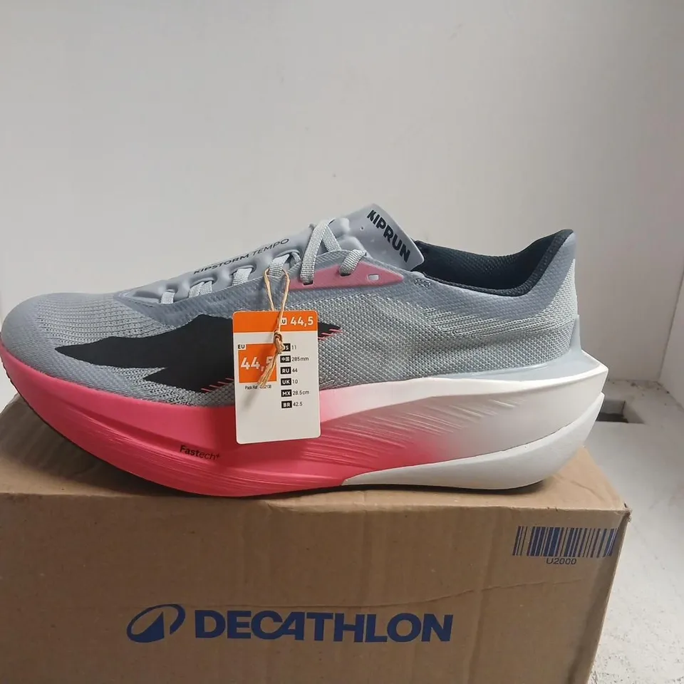 KIPRUN TEMPO RUNNING SHOES – GREY/PINK, UK 10 (EU 44.5) – BOXED