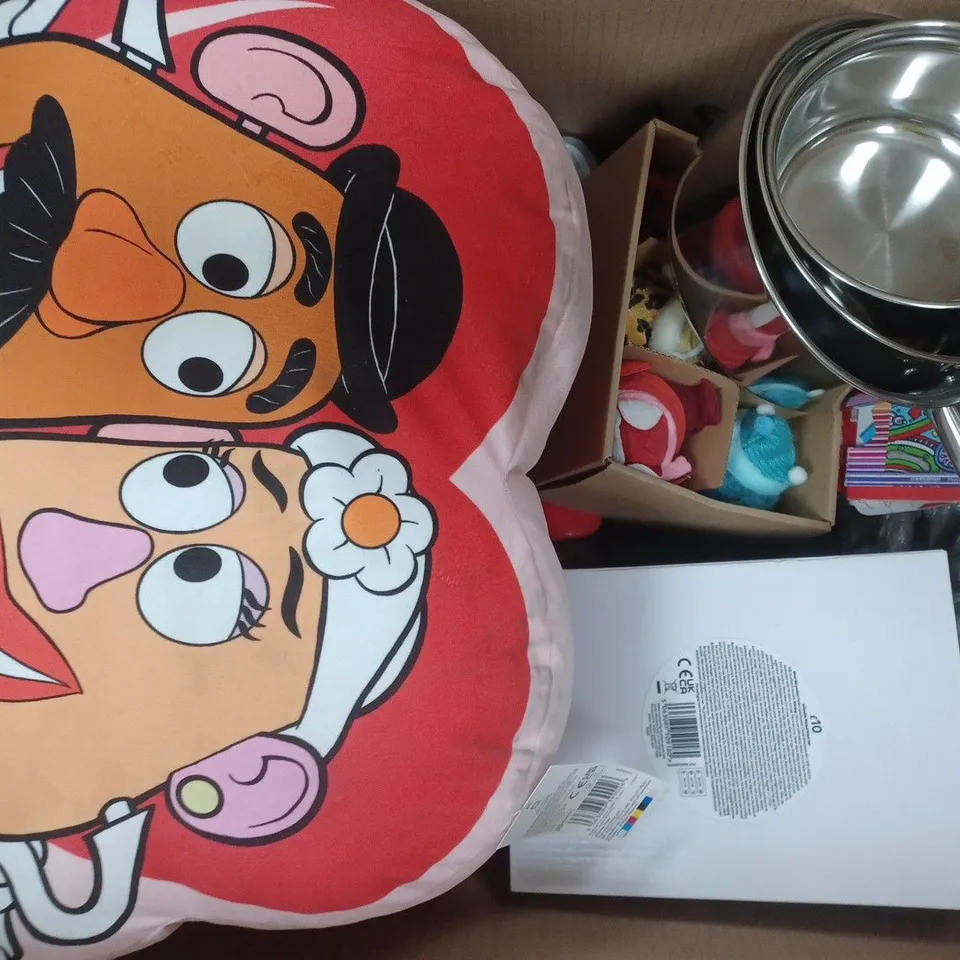 BOX OF APPROXIMATELY 10 ASSORTED HOUSEHOLD ITEMS TO INCLUDE DISNEY SNOW WHITE SINGLE DUVET SET, SINGLE GAMING DUVET SET, ETC - COLLECTION ONLY