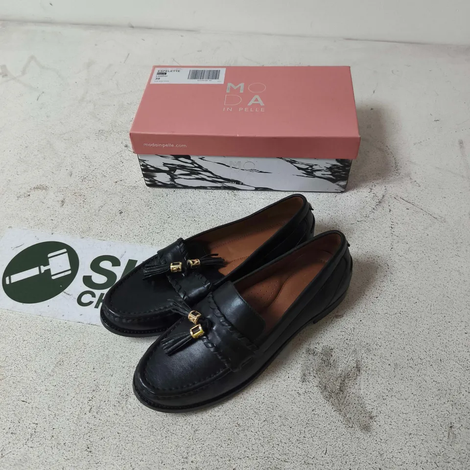MODA IN PELLE BLACK LEATHER TASSEL LOAFERS - UK 6 (EU 39)