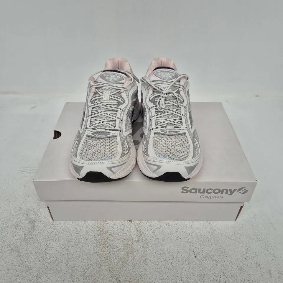 BOXED PAIR OF SAUCONY ORIGINALS PROGRID GUIDE 7 TRAINERS IN WHITE/PINK - UK 7