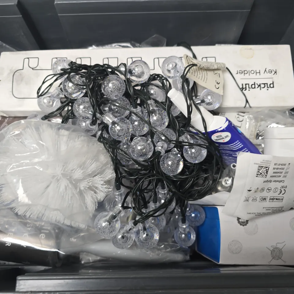 APPROXIMATELY 12 ASSORTED HOUSEHOLD ITEMS TO INCLUDE STRING LIGHTS, RAINBOW KNIT BLOCKERS, PICKPUFF KEY HOLDER, ETC