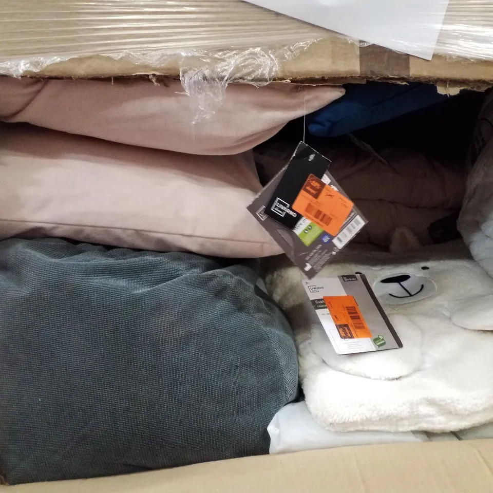 PALLET CONTAINING ASSORTED CUSHIONS, PILLOWS & BEAN BAGS