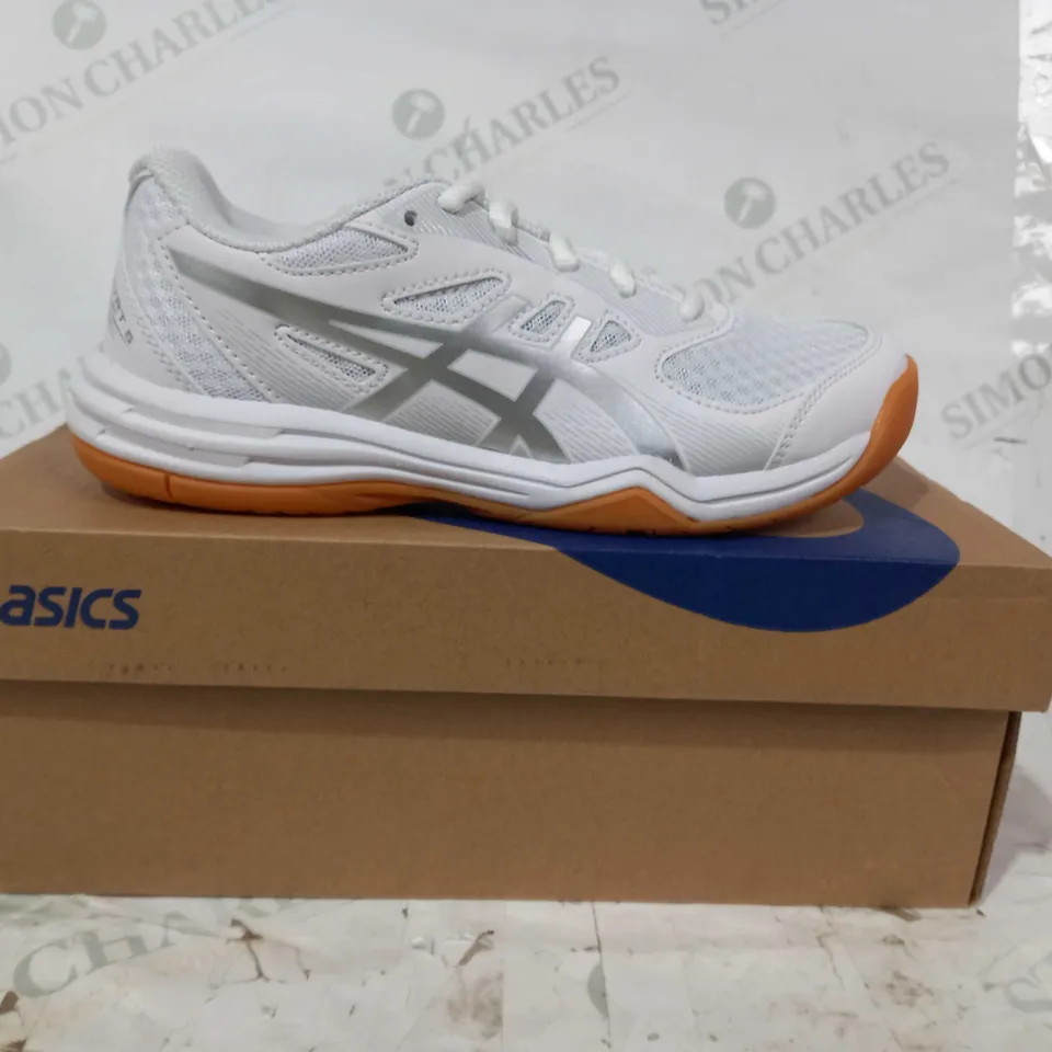BOXED PAIR OF ASICS UPCOURT 5 GS KIDS TRAINERS IN WHITE/SILVER UK SIZE 2