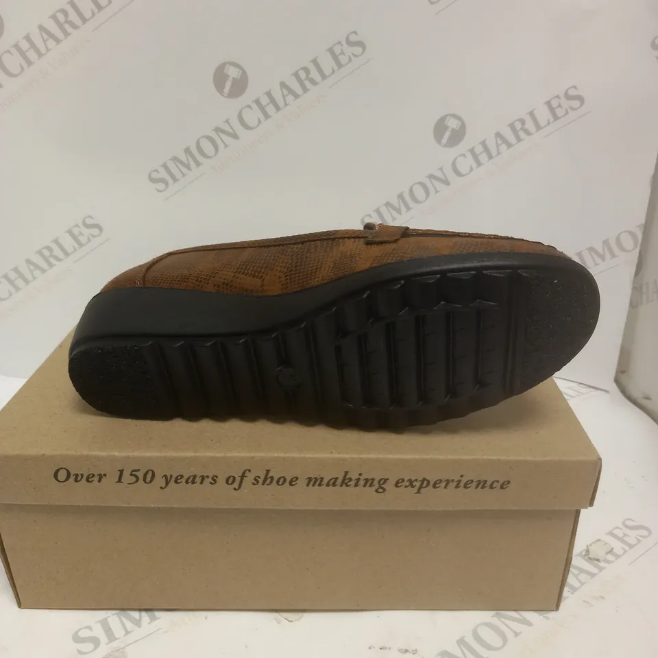 BOXED PAIR OF CUSHION WALK SLIP ON SHOES IN TAN - SIZE 5 