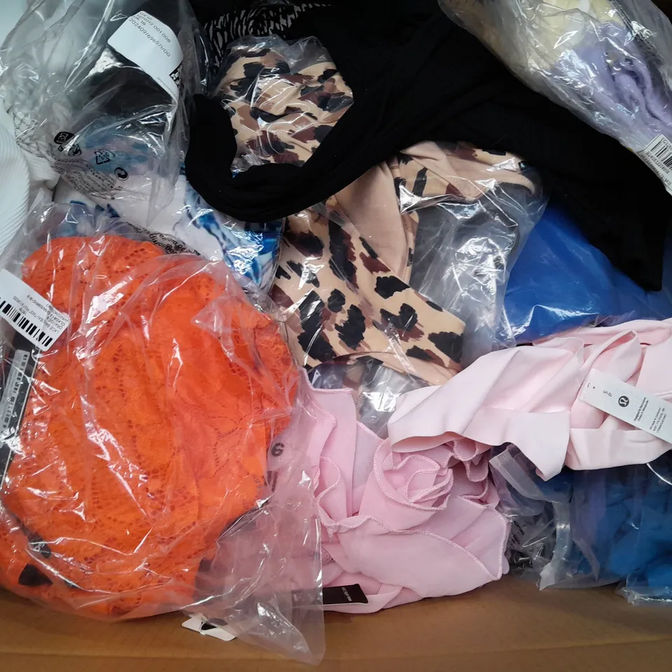 BOX OF APPROXIMATELY 25 ASSORTED CLOTHING ITEMS TO INCLUDE - T-SHIRT , LEGGINGS , PANTS ETC