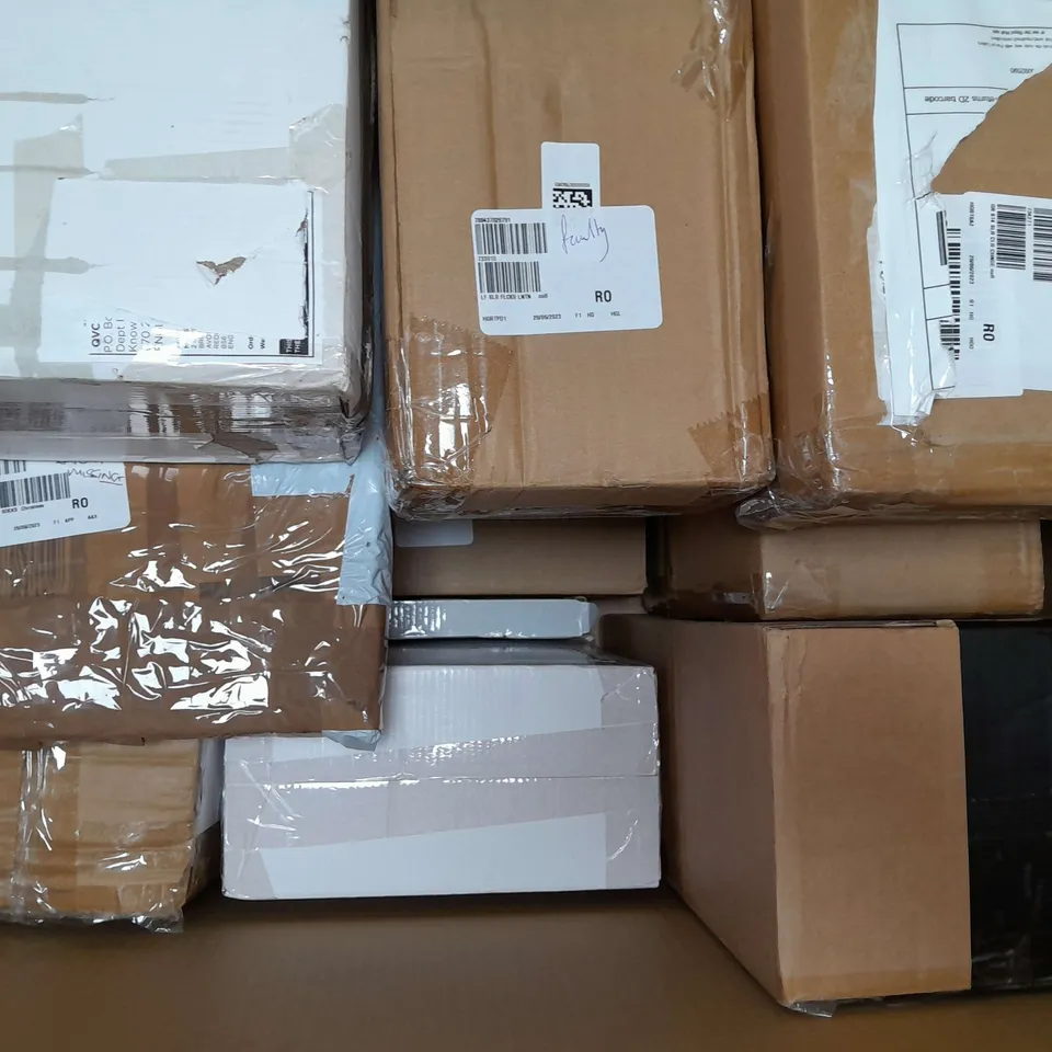BOX OF APPROXIMATELY 15 ASSORTED HOUSEHOLD ITEMS TO INCLUDE SUNGLASSES. COOL DOWN TOWELS, ETC