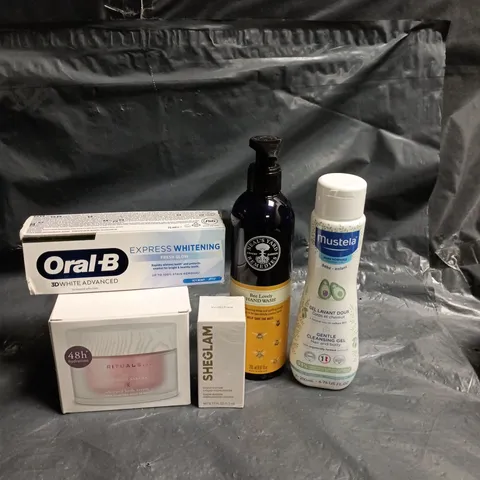 APPROXIMATEY 20 ASSORTED HEALTH AND BEAUTY PRODUCTS TO INCLUDE - ORAL-B TOOTHPASTE - SHEGLAM LIQUID HIGHLIGHTER AND RITUALS WHIPPED BODY CREAM