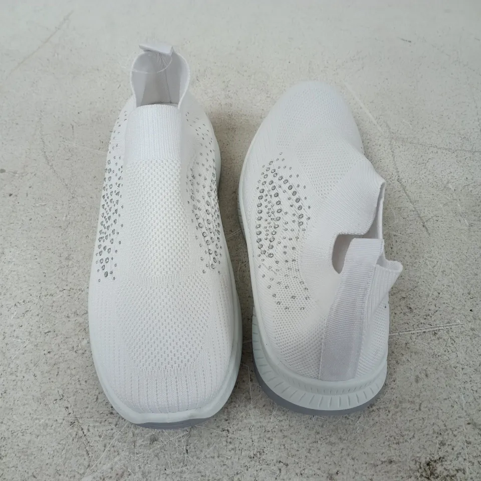 BOXED PAIR OF URBAN JACKS NEGRONI TRAINERS IN WHITE - UK 6