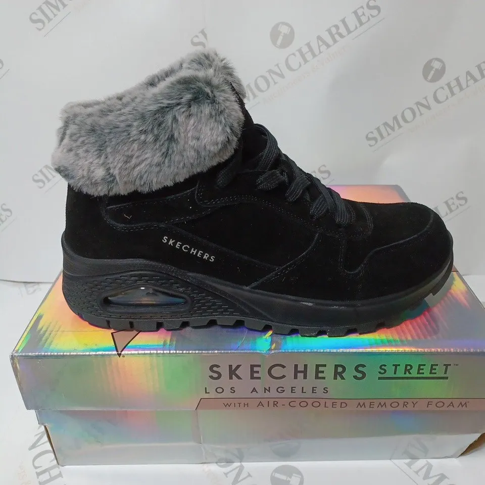 BOXED PAIR OF SKECHERS UNO RUGGED BOOTS BLACK UK SIZE 6.5