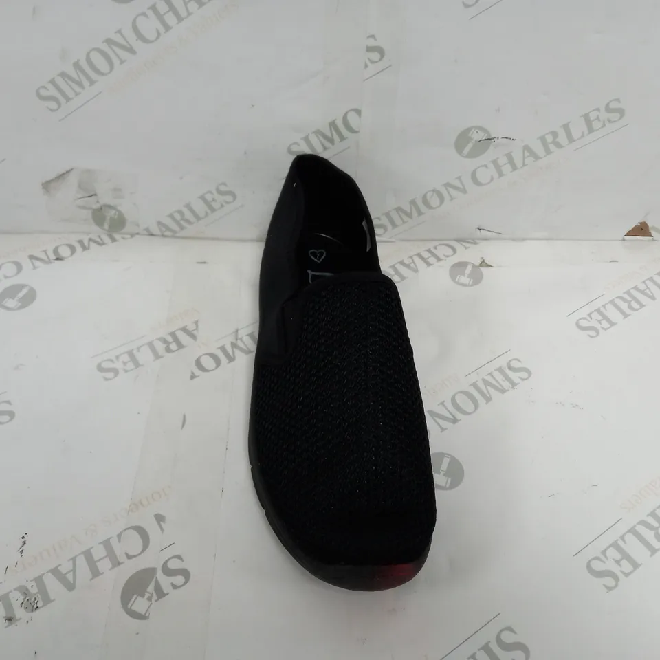 APPROXIMATELY 12 PAIRS OF LILLEY SLIPPERS IN BLACK SIZE 7