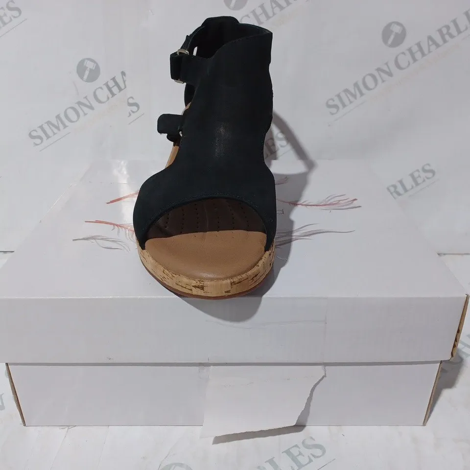 BOXED PAIR OF CLARKS UN PLAZA STRAP WIDE FIT NUBUCK WEDGE SANDALS IN BLACK - UK SIZE 6