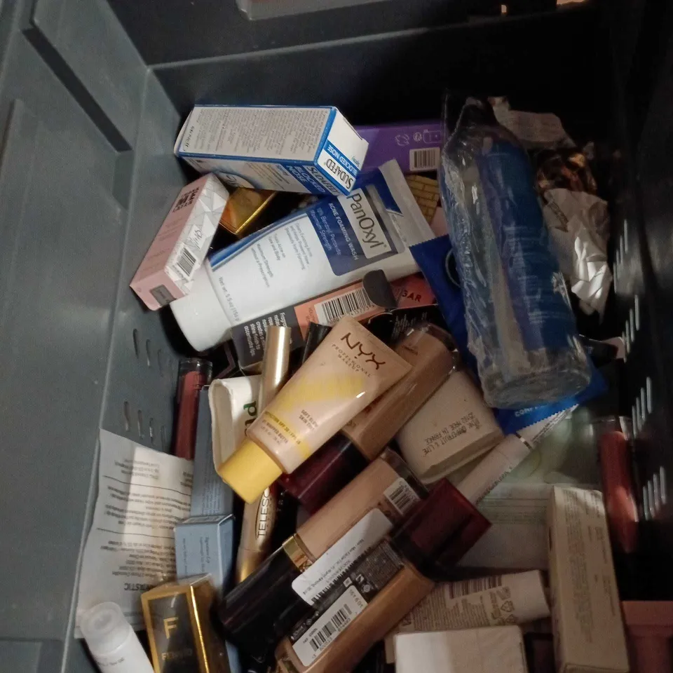 APPROXIMATEY 20 ASSORTED HEALTH AND BEAUTY PRODUCTS TO INCLUDE - NIVEA CREAM - WILD DEODORANT REFILL AND SUDAFED BLOCKED NOSE SPRAY