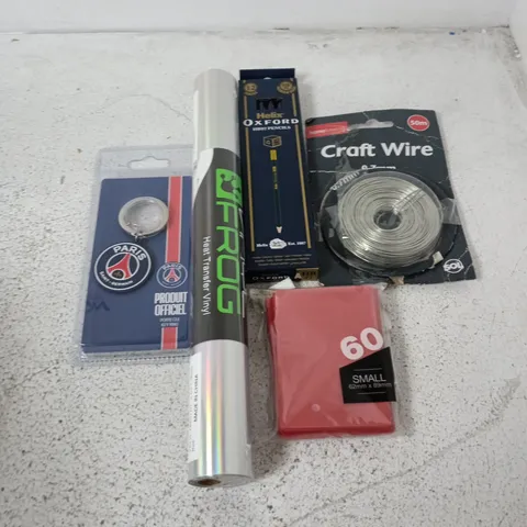 APPROXIMATELY 15 ASSORTED HOUSEHOLD ITEMS TO INCLUDE PSG KEYRING, HELIX PENCILS, CRAFT WIRE, ETC