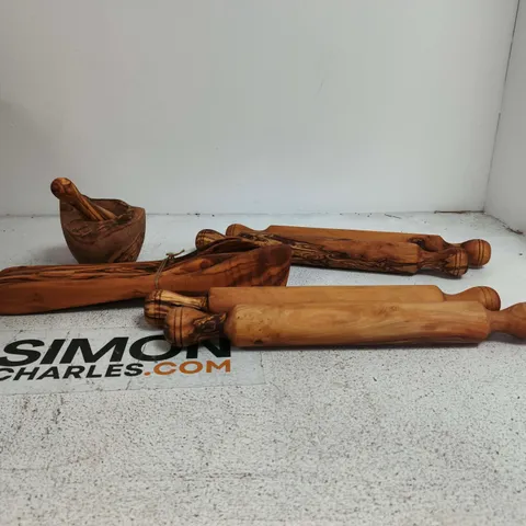 BOX OF APPROXIMATELY 30 ASSORTED WOODEN KITCHEN UTENSILS