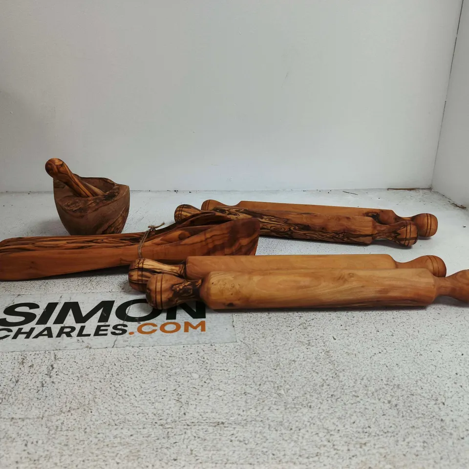 BOX OF APPROXIMATELY 30 ASSORTED WOODEN KITCHEN UTENSILS 