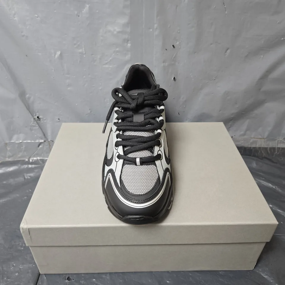 BOXED PAIR OF CLEENS PULSE RUNNER SILVER BULLET TRAINERS - UK 9