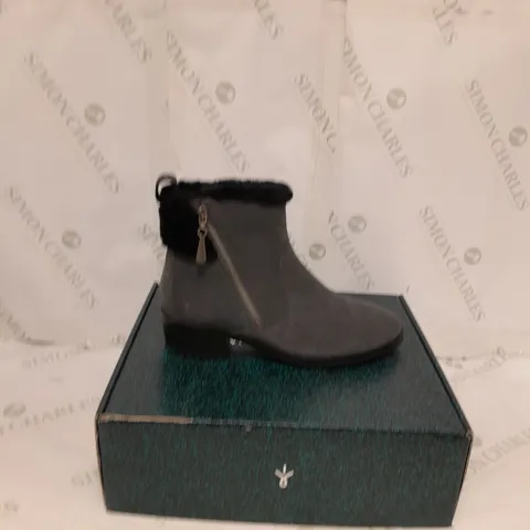 EMU AUSTRAILIA CHESTNUT EXPLORE BOOTS - DARK GREY - SIZE 8